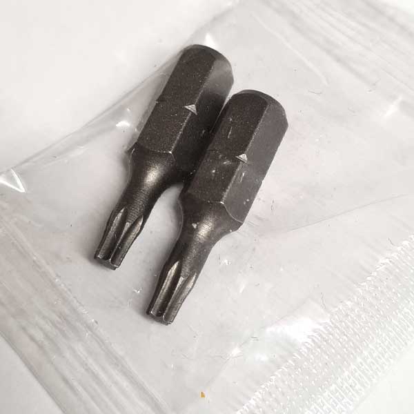 Image of the 2 free Torx bits with the Tongue Tite screws from Fusion Fixings